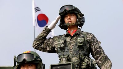 Южна Корея помилва 1879 души, отказващи да служат в армията
