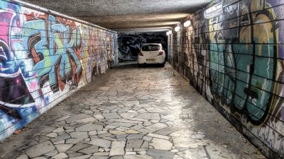 Криза за паркоместа? Автомобил паркира във варненски подлез