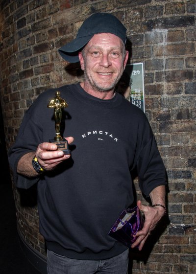 Актьорите от спектакъла "Поетите" са били сред пътниците, кацнали в Солун