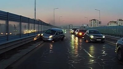 Зрелищна катастрофа в София: Автомобил едва не полетя през мантинелата на бул. "Брюксел" (ВИДЕО)