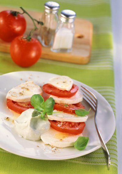 Капрезе с моцарела и синьо сирене