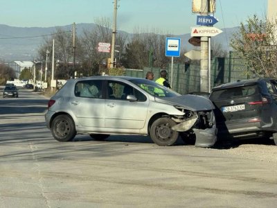 Внимание: Катастрофа в село Лозен затруднява движението