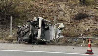 22-годишен шофьор е в болница, обърнал се в канавка