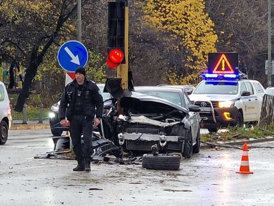 19-годишен шофьор се заби в светофар в центъра на София, пострадал е (СНИМКИ)
