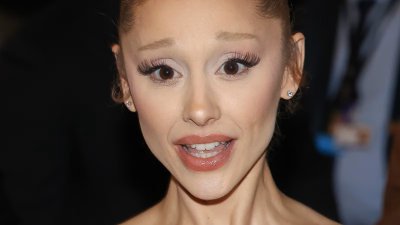 Полудял фен се нахвърли върху Ариана Гранде на червения килим