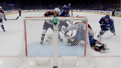 "Лавината" помете и "сабите"