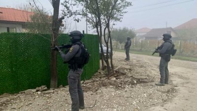 Разбиха банда, изпращала дрога по куриери 