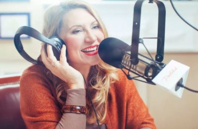 Радиоводеща, майка на 15 деца, раздава празнично настроение, въпреки че двама от синовете ѝ умират