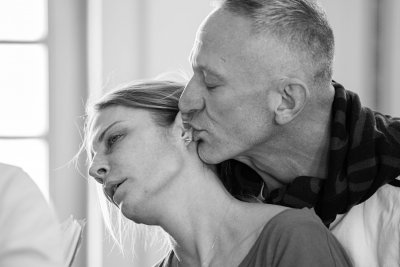 Звездите на Народния разкриват фалшивия блясък на богатото семейство в „Глембаеви“