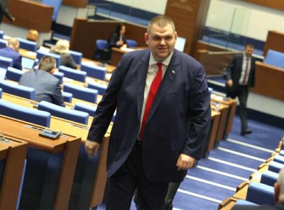 Пеевски поиска закриване на правителствения авиоотряд