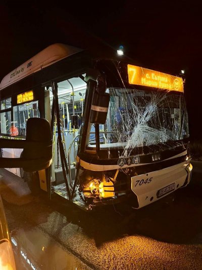 Автобус и репатрак се удариха край Нови Искър (ВИДЕО)