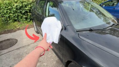 Какво означава бяла кърпа върху огледалото на колата