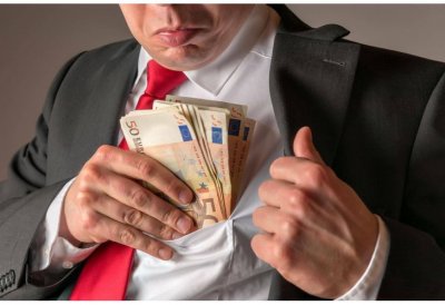 Повдигнаха обвинение за подкуп на задържания митничар