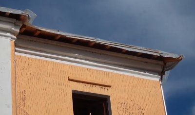 Врани надупчиха временния покрив на опжарената гимназия в Трявна