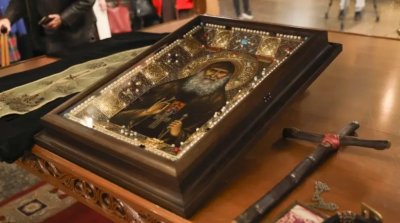 Опашки от вярващи се извиха пред храм "Света Неделя" заради иконата на грузински светец