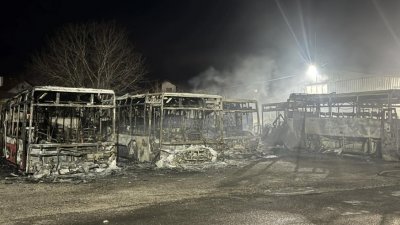 Пожар изпепели автобуси и коли в Костинброд
