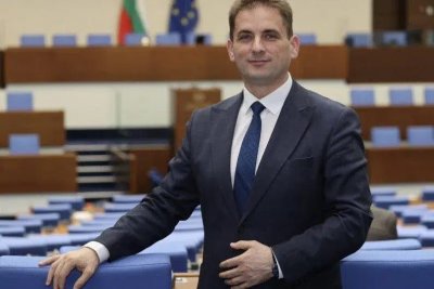 ТОП СЛУХ: Севим Али ще е шеф на партията на Доган?!?