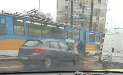 ИЗВЪНРЕДНО: Две катастрофи с трамваи под дъжда в София