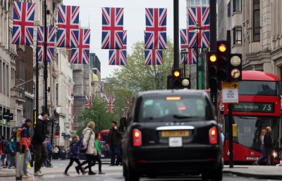 Великобритания затяга кранчето на лесните социални помощи за нашенци