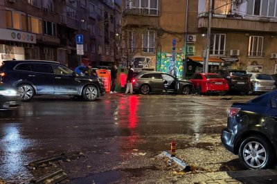 Кола се заби в паркирани коли в центъра на София, на друго място един пострада при верижна катастрофа!