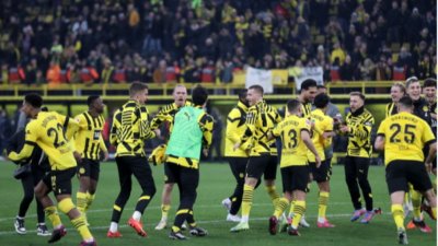 Спипаха играч на Борусия Дротмунд с пистолет и бокс