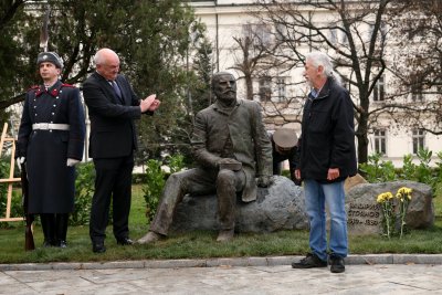 Откриха паметник на Захарий Стоянов в центъра на София 