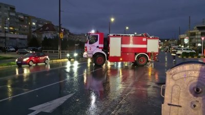 Десетки наводнени къщи и улици след дъжд и градушка в Петрич, Сандански и Разлог