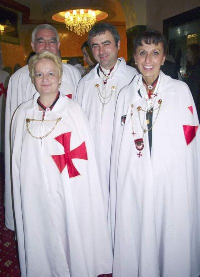 Само в Lupa.bg: Алена погребана в тамплиерски одежди