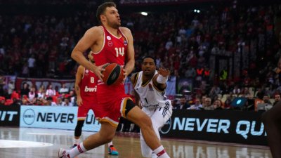 Везенков и Олимпиакос с нова победа в Гърция