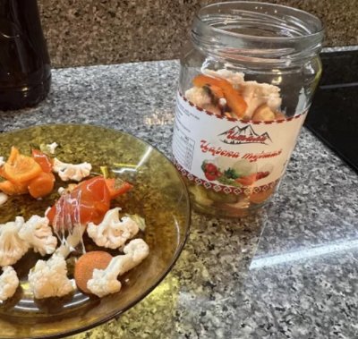 Смъртоносна туршия! Вижте какво извади от буркана пловдивчанин (СНИМКИ)