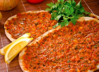 Турски ресторант натрови клиентите си с лахмаджун