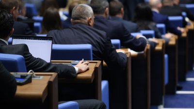 За да си заслужат заплатите: Депутатите ще работят извънредно днес
