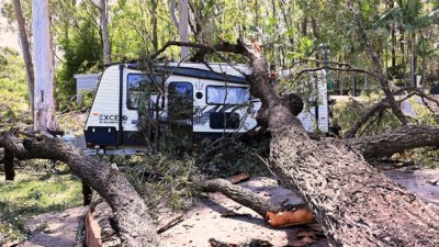 Тропически циклон връхлетя Австралия, хиляди са без ток