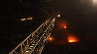 Погребаха майка и детето ѝ „изгорени до смърт“ при руски удар