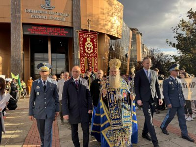 Дядо Николай води шествие за християнското семейство