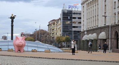 Лена се щракна с розовото прасе-касичка 