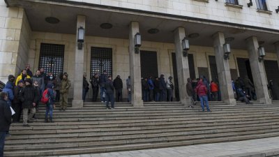 Опашки се извиха за последните златни 100 лева