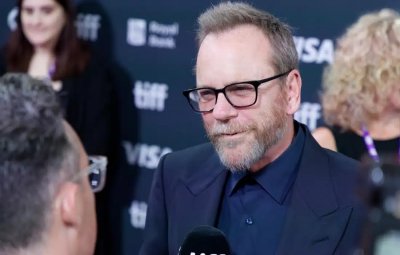 Кийфър Съдърланд пее и танцува за пръв път в кариерата си в коледeн филм