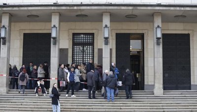 Извиха се опашки за евро пред БНБ