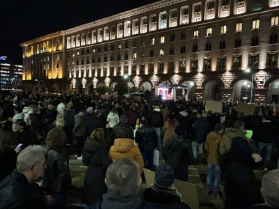 Напрежение: Около "Ларгото" продължава да се пълни, тълпата опита да избута белия автобус