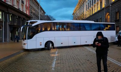 Полицията блокира Ларгото с печално известния бял автобус