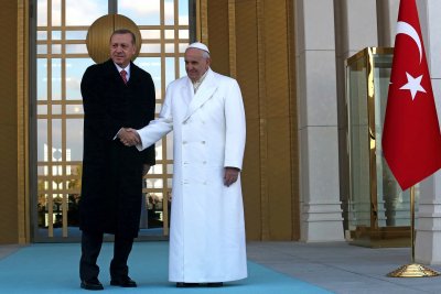 Папата пристигна в Турция 