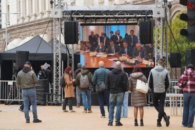 Белобрадова: Спряха отпуските на всички полицаи, викат ги пред НС 