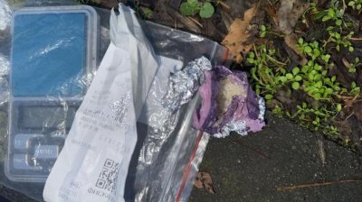 Хванаха младеж с три вида наркотици в чантичка, вързана на тротинетката му