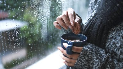 Не излизайте без гумени ботуши, дъждовете не спират