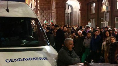 Полетяха първите бомбички на протеста!