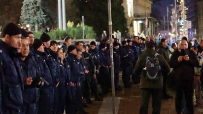 На протеста: Трима полицаи са пострадали!