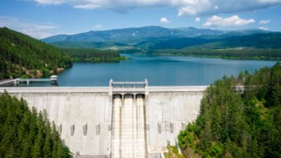 Изпускат контролирано вода от язовир "Студена" 