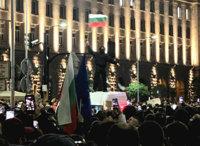 Събралото се мнозинство отказва да си тръгне от Триъгълника на властта (СНИМКИ)