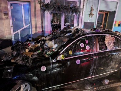 Протестиращи потрошиха министерски „Мерцедес“ (хит снимки)